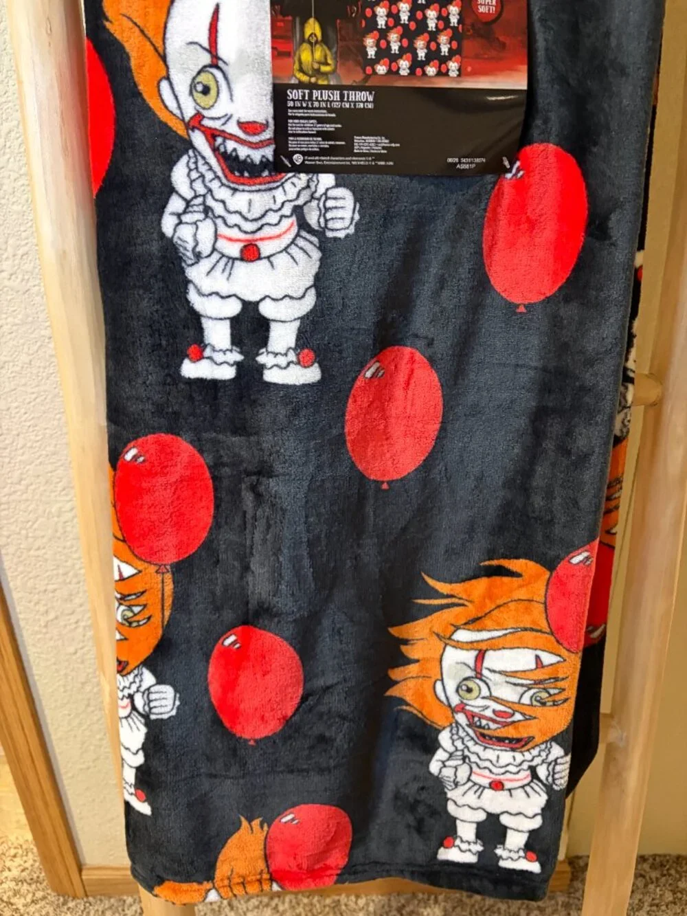 IT Pennywise Horror Soft Plush Throw Blanket 50x70 Red Balloon NWT